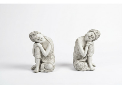 Decoratieve Boeddha sculptuur in steenlook. Groot beeld voor in de tuin.