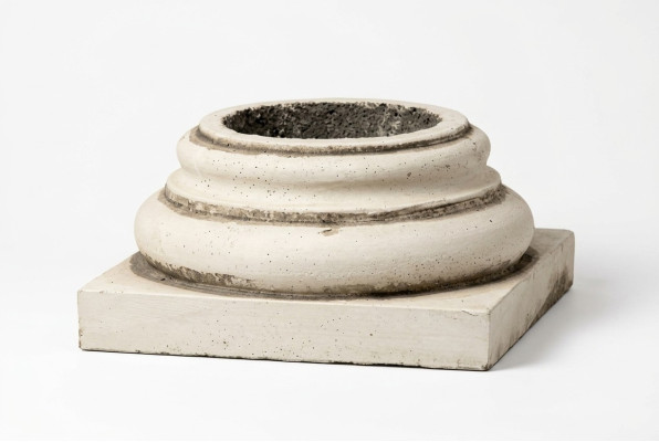 Sokkel voor zuilen, zuil, tuinfundering, wit terras, figuren tentoonstellen.