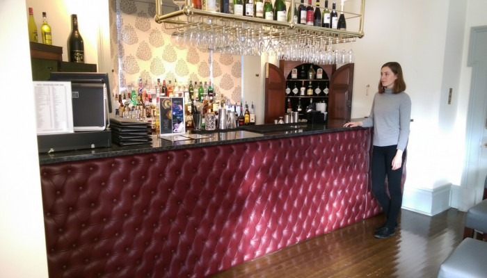 Maatwerk panelen bar wandbekleding gestoffeerde kussens.