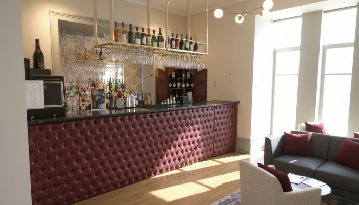Maatwerk panelen bar wandbekleding gestoffeerde kussens.