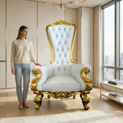 Een prachtige witte, krullende fauteuil in barok- en Chesterfield-stijl met elementen van de Chesterfield-stijl.