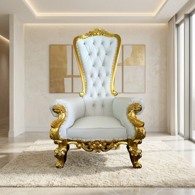 Een prachtige witte, krullende fauteuil in barok- en Chesterfield-stijl met elementen van de Chesterfield-stijl.