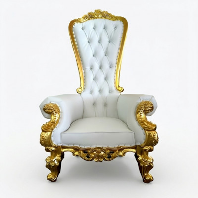 Een prachtige witte, krullende fauteuil in barok- en Chesterfield-stijl met elementen van de Chesterfield-stijl.