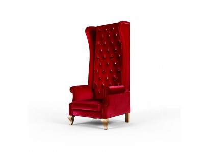 De Voltaire-stoel is een adembenemend voorbeeld van de klassieke Engelse stijl in een dieprode kleur.