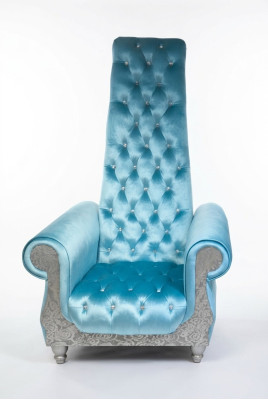 Een verfijnde fauteuil met een hoge rugleuning en een ontwerp dat doet denken aan een Voltaire-fauteuil.
