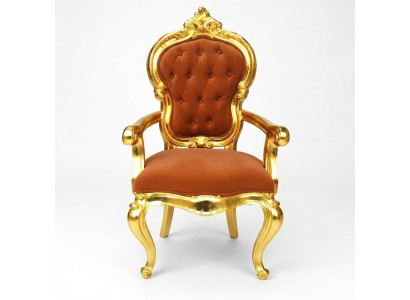 Elegante barokstoel in originele oranje kleur met glanzende gouden steunen.