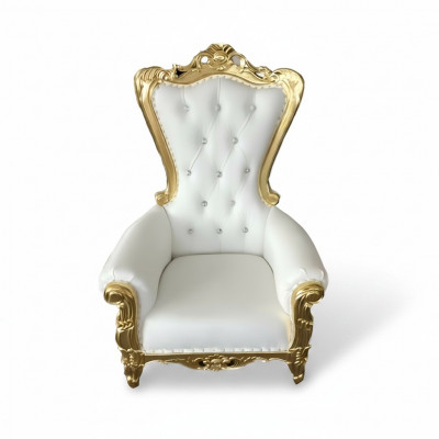 Elegante witte stoel met een dynamische silhouet en prachtige decoratieve elementen in de vorm van bloemmotieven.