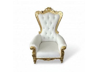 Elegante witte stoel met een dynamische silhouet en prachtige decoratieve elementen in de vorm van bloemmotieven.