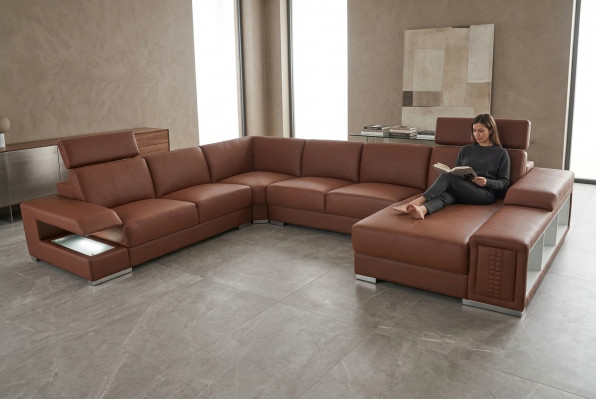 Woonomgeving met een U-vormige design hoekbank.
