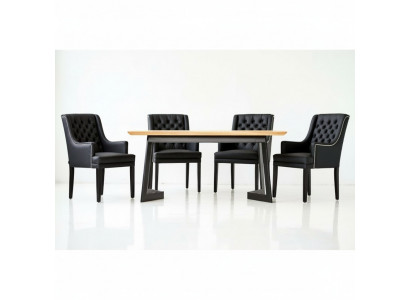 Ontwerper eetkamertafel met 4 Chesterfield fauteuils zitgroep stoelen.
