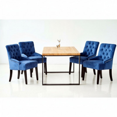 Moderne eetkamerset Designer houten tafel met blauwe Chesterfield stoelen.