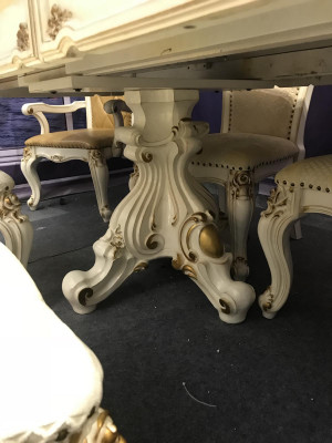 Wit-bruine eetkamerset Grote eettafel met leren stoelen