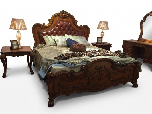 Klassiek bed in barok rococo chesterfield stijl, tweepersoons lederen hotelbedden.