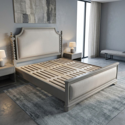 Elegante tweepersoonsbed met klassiek design en luxueus hoofdeinde.