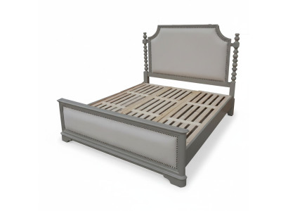 Elegante tweepersoonsbed met klassiek design en luxueus hoofdeinde.