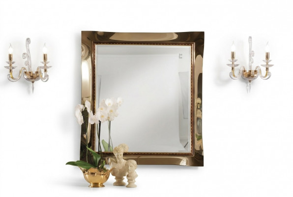 Klassieke wandspiegel met houten frame, spiegelsmeubels, hangspiegel, glasframe aan de muur.