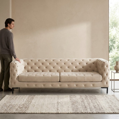 Beige Designer Chesterfield driezits luxueuze woonkamerbank.
