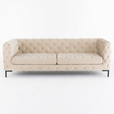 Beige Designer Chesterfield driezits luxueuze woonkamerbank.