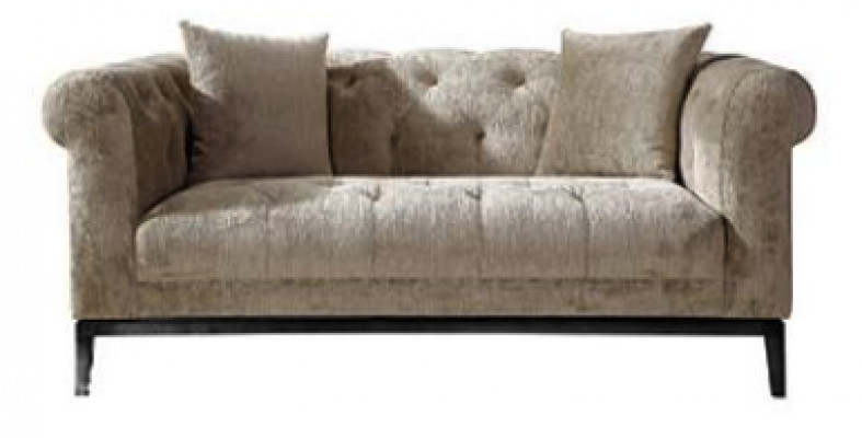 Gezellige beige Chesterfield driezitsbank voor in de woonkamer.