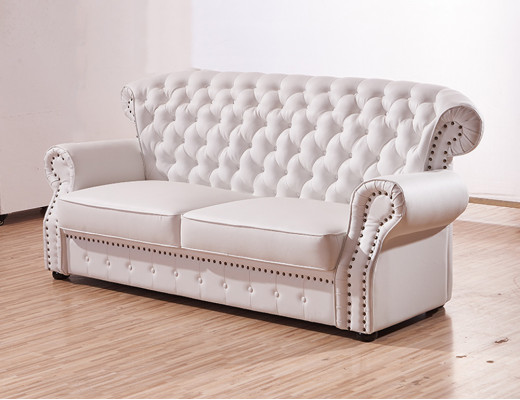 Witte Chesterfield-driepersoonsbank met hoge rugleuning, echt handgemaakt lederen bankstel.