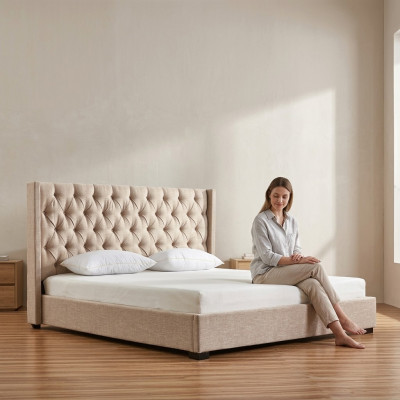 Beige slaapkamer bedden gestoffeerd bed Chesterfield textiel stof nieuw.