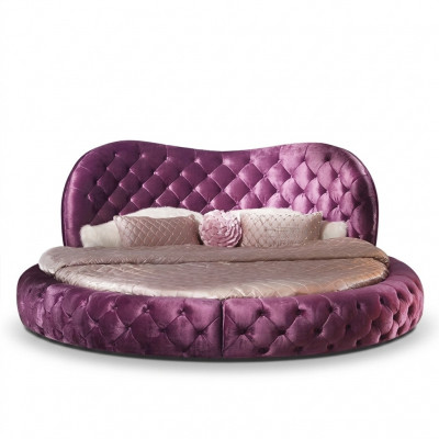 Rond designbed van Chesterfield-stijl voor de slaapkamer, gestoffeerd met paars textiel en leer, luxueus.