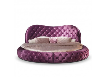 Rond designbed van Chesterfield-stijl voor de slaapkamer, gestoffeerd met paars textiel en leer, luxueus.