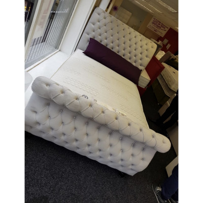 Fluwelen Chesterfield-designbed Klassiek bedframe Gestoffeerde bedden Nieuw