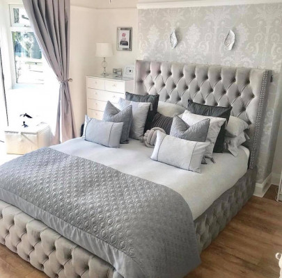 Groot stoffen bed in Chesterfield design Gestoffeerde textiel designer tweepersoonsbedden.