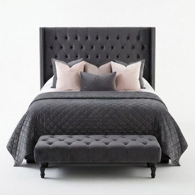 Groot stoffen bed in Chesterfield design Gestoffeerde textiel designer tweepersoonsbedden.
