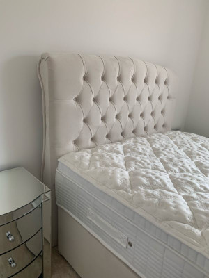 Groot beige Chesterfield tweepersoonsbed Luxe Moderne Bedden.