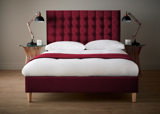 Rood luxe fluwelen textielbed in Chesterfield design van 160x200 cm, nieuw.