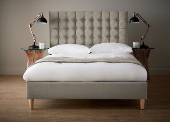 Grijs luxe Chesterfield tweepersoonsbed, gestoffeerd bed, slaapkamerbed.