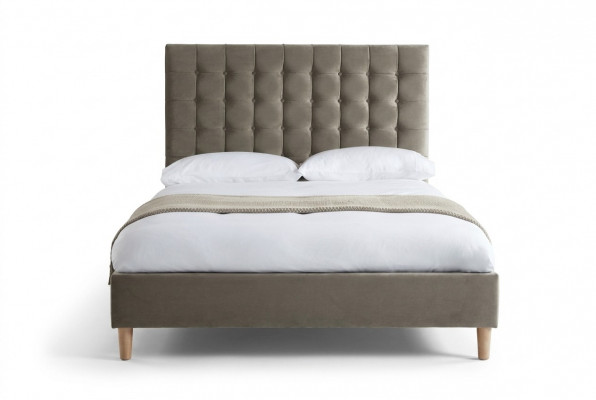 Grijs luxe Chesterfield tweepersoonsbed, gestoffeerd bed, slaapkamerbed.