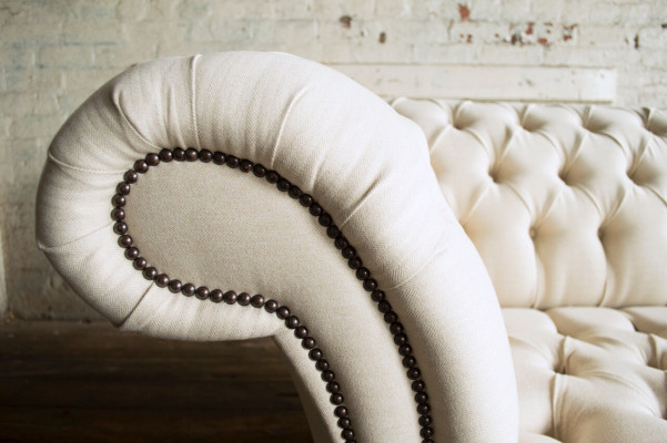 Moderne beige Chesterfield bankstel voor 3 personen voor in de woonkamer