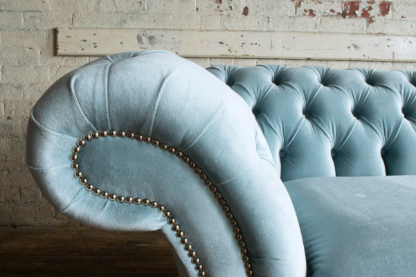 Hemelsblauwe moderne Chesterfield driezits luxe bankstel voor de woonkamer.
