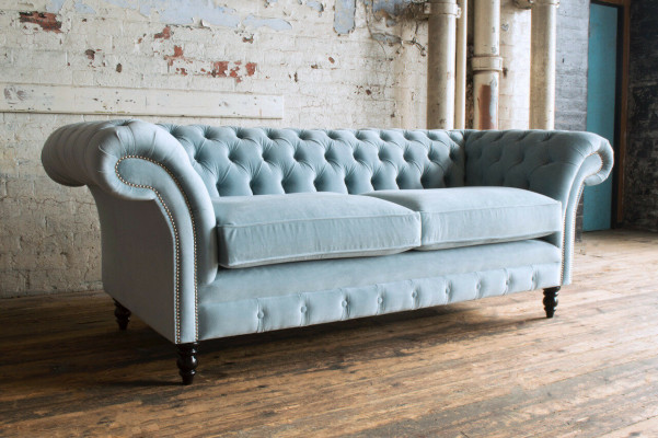 Hemelsblauwe moderne Chesterfield driezits luxe bankstel voor de woonkamer.