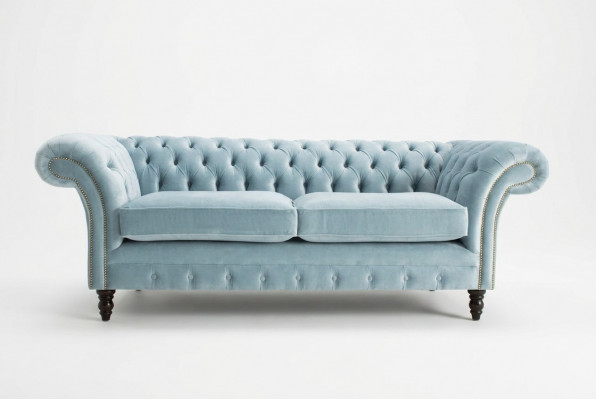 Hemelsblauwe moderne Chesterfield driezits luxe bankstel voor de woonkamer.