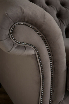 Luxe Chesterfield Driezitsbank voor de woonkamer in taupe design.