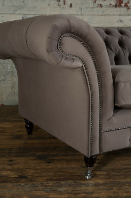 Luxe Chesterfield Driezitsbank voor de woonkamer in taupe design.