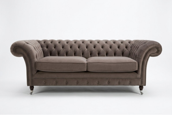 Luxe Chesterfield Driezitsbank voor de woonkamer in taupe design.