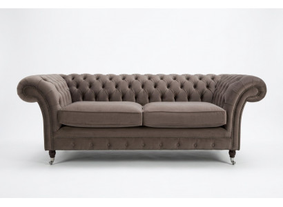 Luxe Chesterfield Driezitsbank voor de woonkamer in taupe design.