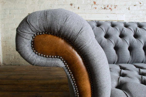 Edel grijs Chesterfield driezits luxe woonkamer 3-zitsbank.