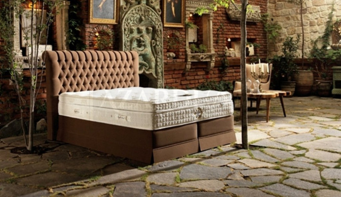 Grijze luxe slaapkamer Chesterfield bed gestoffeerd design luxe tweepersoonsbedden