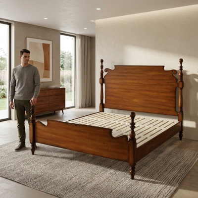 Nostalgisch bed van echt hout met kunstig gedraaide elementen.