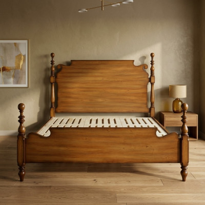 Nostalgisch bed van echt hout met kunstig gedraaide elementen.