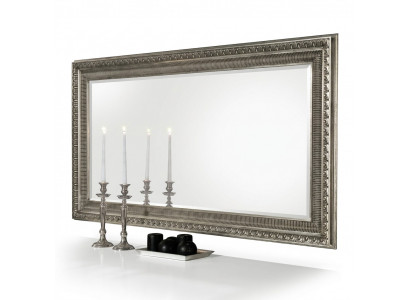 Handgemaakte grote vloerspiegel in een houten frame van echt hout.