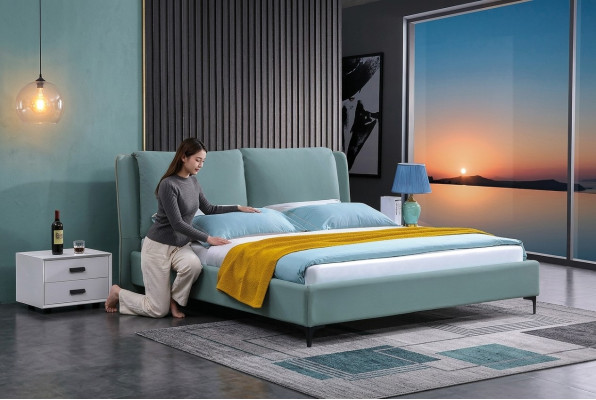 Klassiek tweepersoonsbed houten landhuisstijl. Echt houten slaapkamer