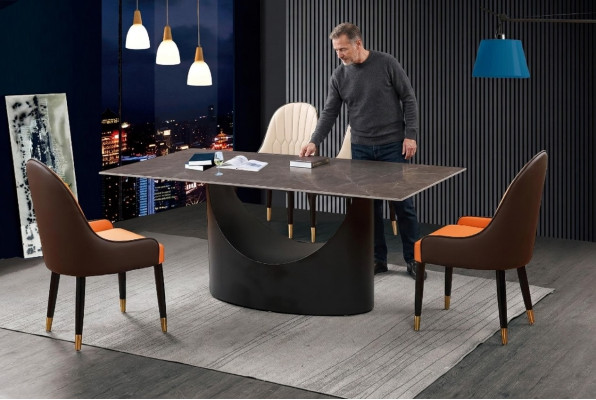 Klassiek luxueus eetkamermeubilair eetkamerset eetkamerstoel tafel groep.