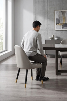Onvergelijkbare stoel in grijs voor eetkamer in moderne stijl.